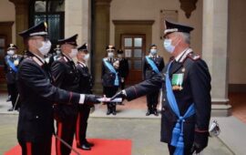 Il generale Iannotti (destra) consegna gli encomi per la Festa dell'Arma 2021