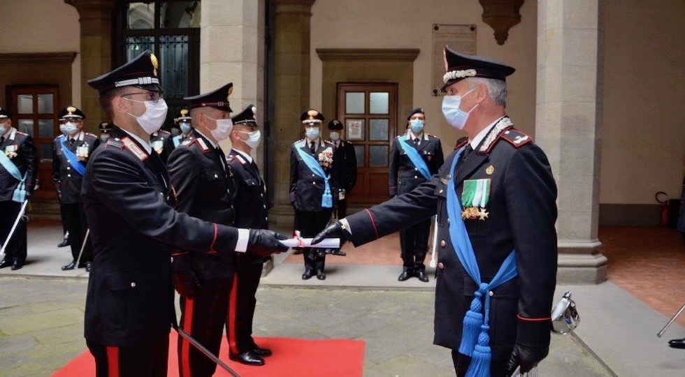 Il generale Iannotti (destra) consegna gli encomi per la Festa dell'Arma 2021