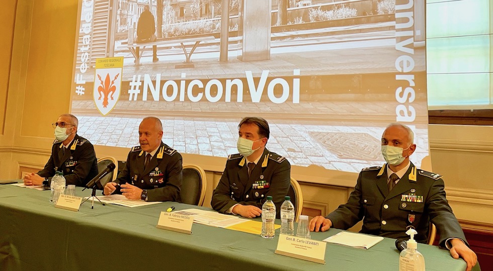 da sin. i generali Cervi, Bartoloni (comandante Regione Toscana), Nieddu e Levanti alla conferenza stampa per il 247° della Guardia di Finanza