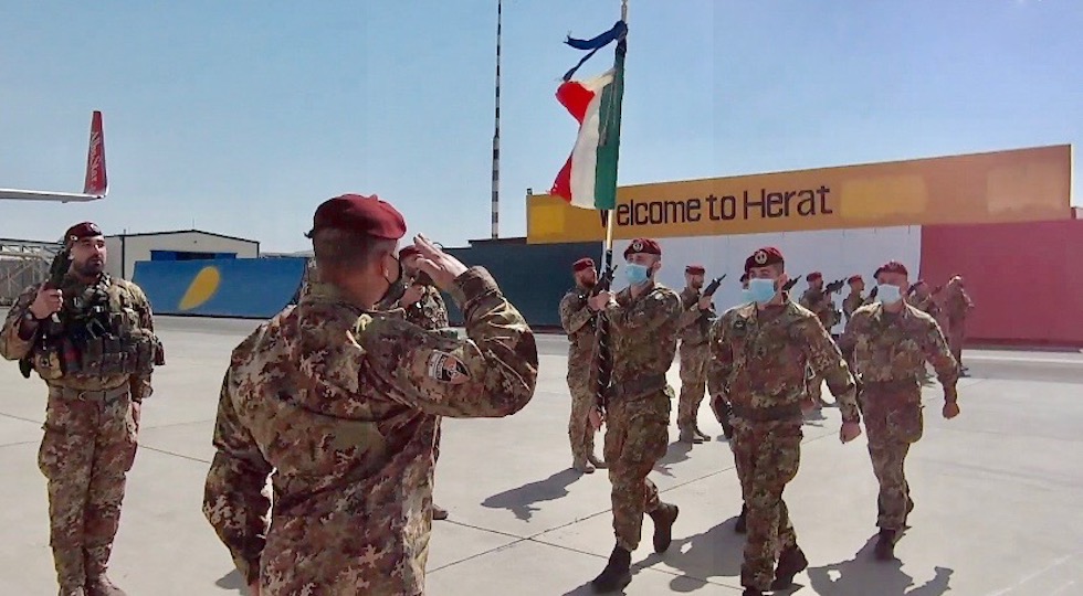 La bandiera della Folgore alla partenza da Afghanistan