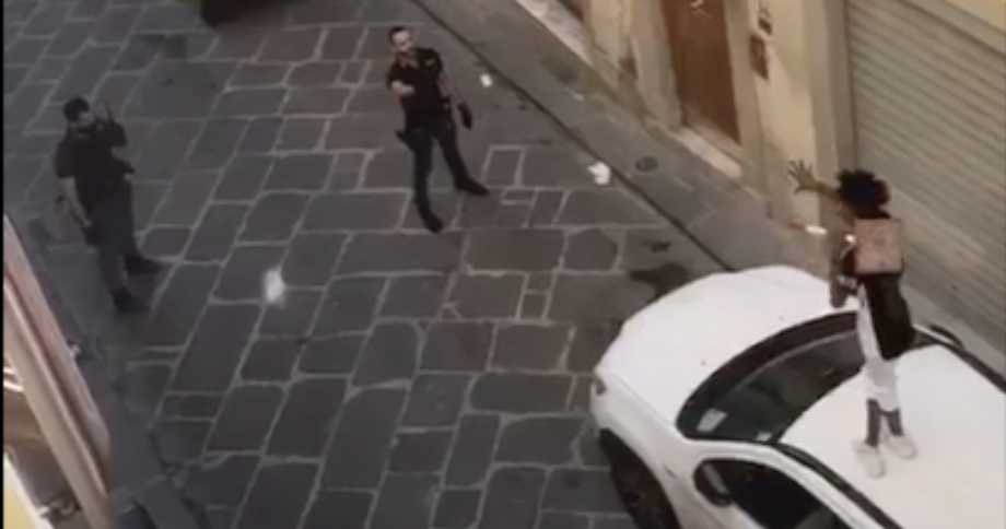La Polizia è intervenuta in via del Porcellana a Firenze per bloccare un uomo che brandiva una spranga di ferro