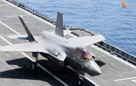 Il nuovo F-35B della Marina Militare appena appontato sulla portaerei Cavour