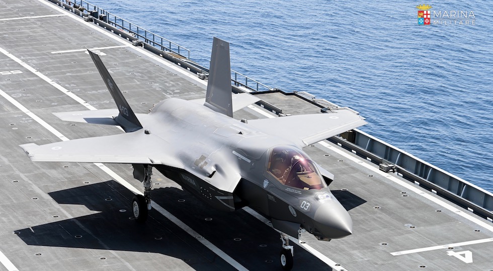 Il nuovo F-35B della Marina Militare appena appontato sulla portaerei Cavour