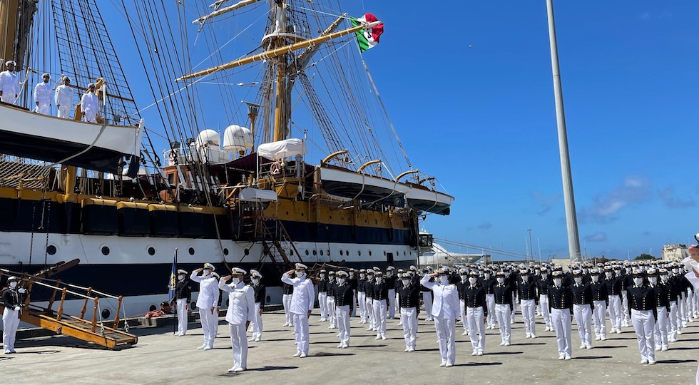 Gli allievi schierati in banchina prima della partenza del Vespucci da Livorno