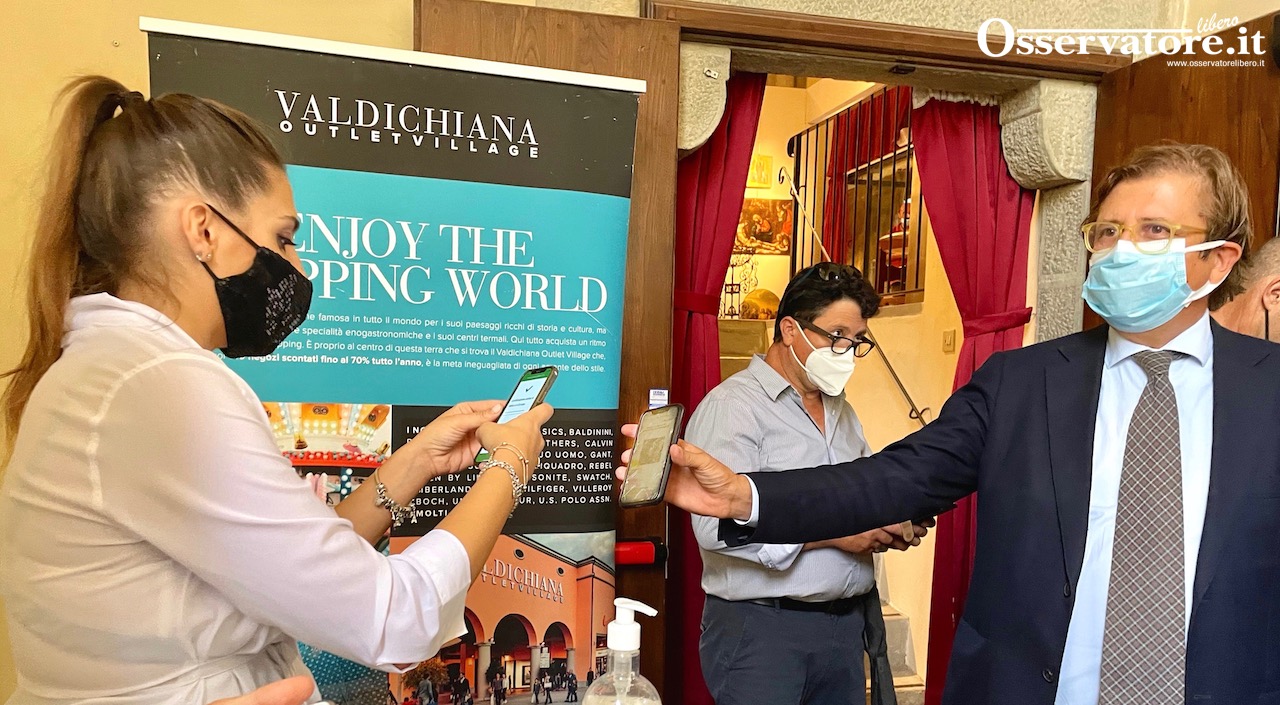 Il sottosegretario alla salute Pierpaolo Sileri mostra il suo green pass all'ingresso di CortonAntiquaria 2021 (foto OsservatoreLibero.it)