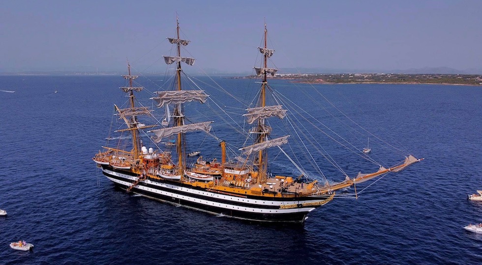 Nave Vespucci 2021 fotografata a sud della Sardegna (da Facebook)
