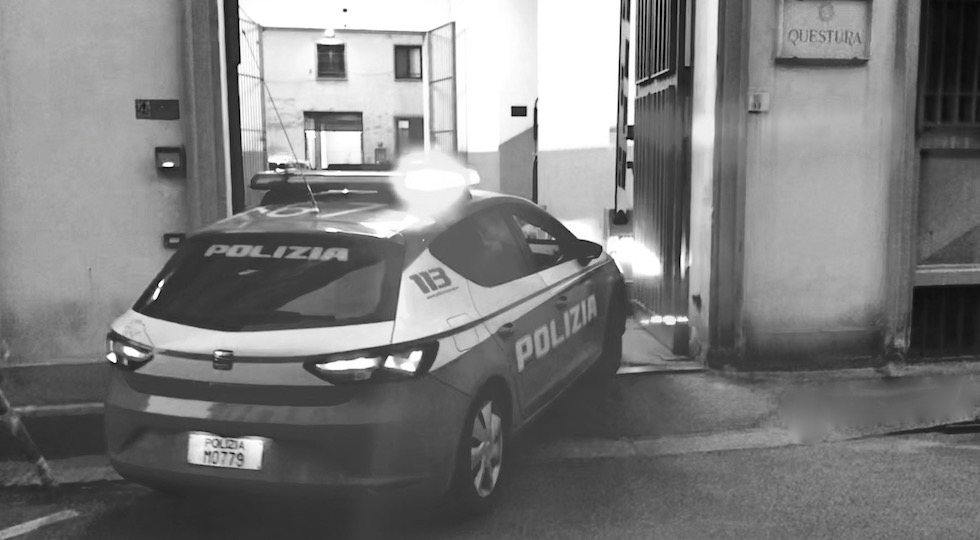 Una volante in arrivo alla questura di Firenze (archivio OsservatoreLibero)