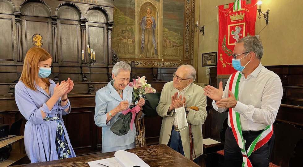 La signora Daria Ubaldi con il marito Antonio Ingrosso festeggiati dal sindaco di Cortona Luciano Meoni