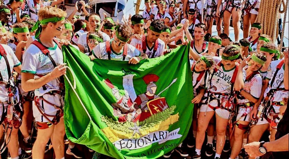 La bandiera del Corso Legionari dell'Accademia Navale, appena 'inaugurata' su Nave Vespucci