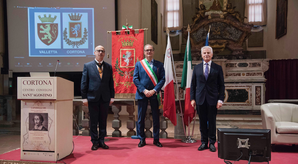 Da sin. i sindaci di Valletta Alfred Zammit e di Cortona Luciano Meoni con l'ambasciatore di Malta in Italia Carmel Vassallo al convegno "Laparelli 500" a Cortona