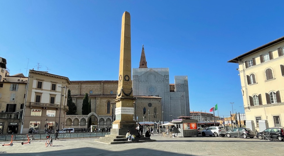 L'obelisco ai Caduti in piazza dell'Unità d'Italia a Firenze