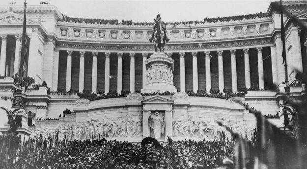 La sepoltura del Milite Ignoto all'Altare della Patria nel 1921