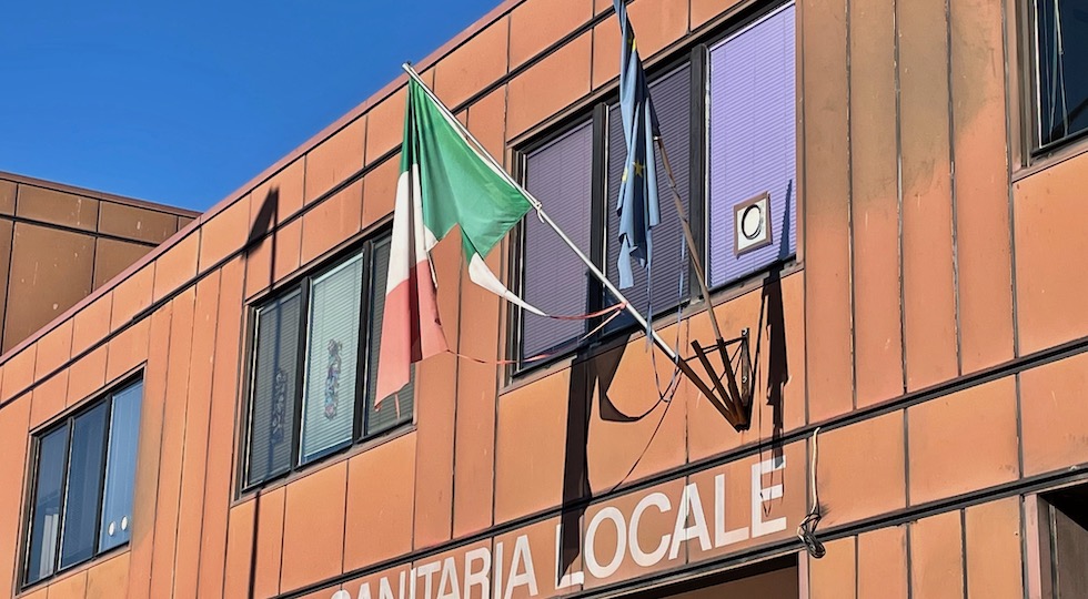 Bandiere strappate in un edificio pubblico a Sesto Fiorentino