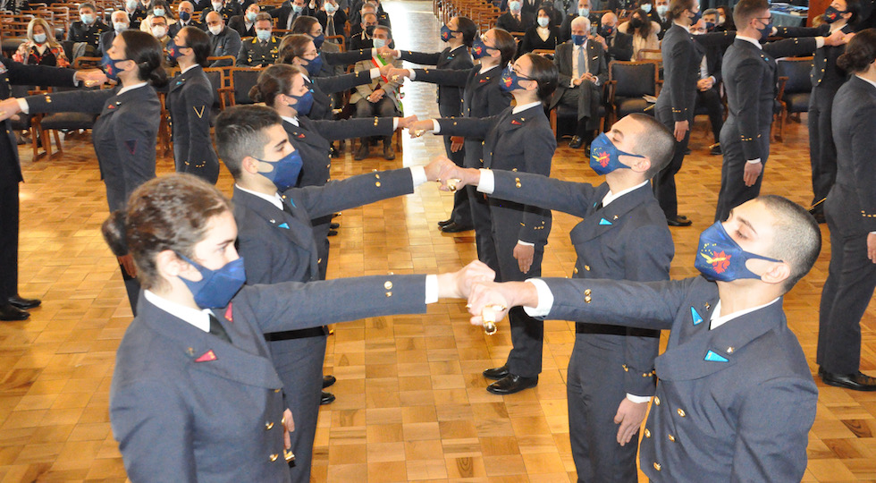 La consegna dello spadino agli allievi del 1° Corso della Scuola Militare Aeronautica Douhet