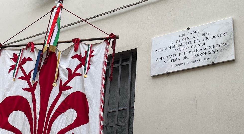 La lapide sul luogo dell'uccisione di Fausto Dionisi a Firenze