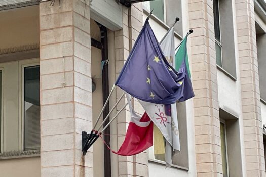 Le tre bandiere vittime del degrado esposte fuori ordine a Sesto Fiorentino