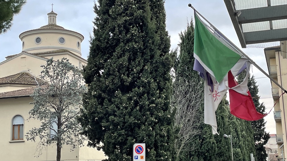 Bandiera italiana a brandelli in piazza San Francesco a Sesto Fiorentino