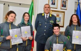 Da sin. Ambra Sabatini, Martina Caironi, il generale di brigata Flavio Aniello comandante del Centro Sportivo Fiamme Gialle della Guardia di Finanza, Luigi Beggiato e Oxana Corso dopo la firma del contratto a Castelporziano