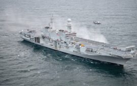 La portaerei italiana Cavour durante l'appontaggio di un caccia F-35B