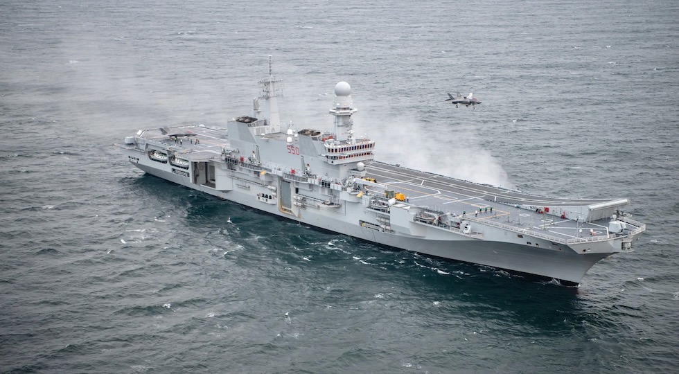 La portaerei italiana Cavour durante l'appontaggio di un caccia F-35B
