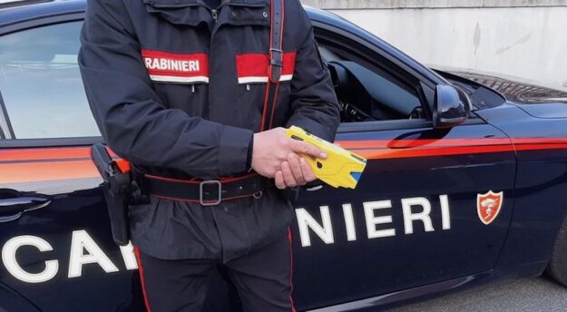 La pistola a impulsi elettrica Taser in dotazione alle forze di polizia