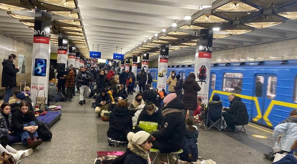 Cittadini ucraini rifugiati nei sotterranei della metropolitana di Kiev (foto kmr.gov.ua)