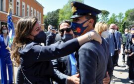 Dopo il giuramento, l'abbraccio dei familiari ai giovani cadetti del Corso Taurus della Scuola Militare Aeronautica Giulio Douhet