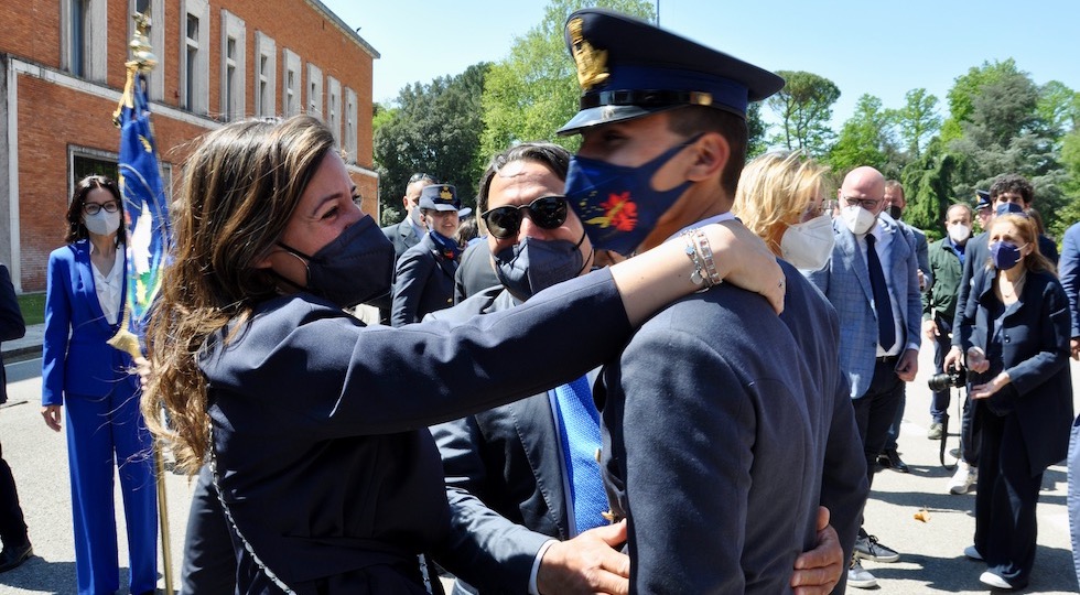 Dopo il giuramento, l'abbraccio dei familiari ai giovani cadetti del Corso Taurus della Scuola Militare Aeronautica Giulio Douhet