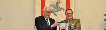 Il presidente della Toscana Eugenio Giani consegna il Pegaso d'oro al generale Pietro Tornabene
