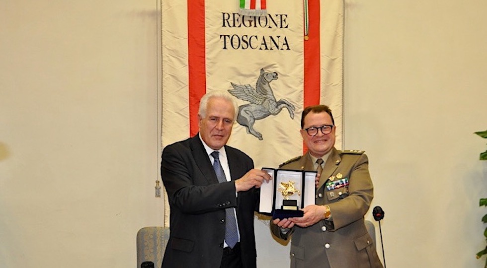 Il presidente della Toscana Eugenio Giani consegna il Pegaso d'oro al generale Pietro Tornabene