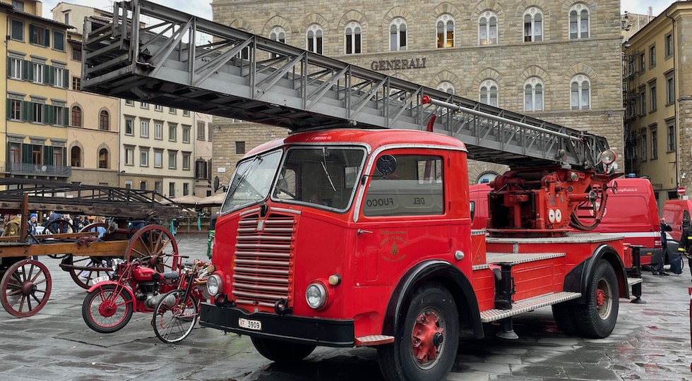 Una storica autoscala dei Vigili del Fuoco di Firenze