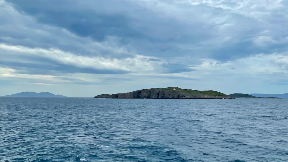 L'isola di Giannutri e sullo sfondo a sin l'isola del Giglio