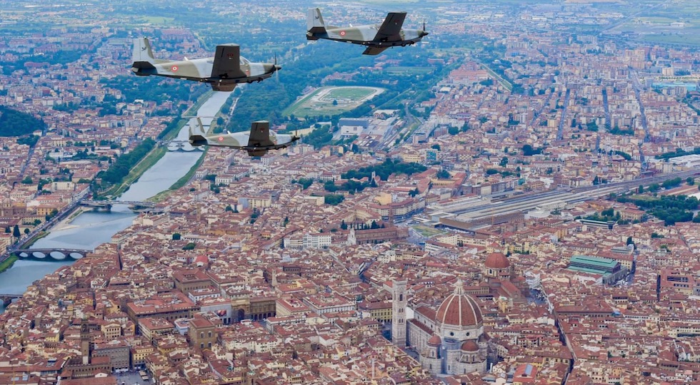 Una formazione di velivoli del 60° Stormo dell'Aeronautica con alcuni allievi della Scuola Militare Douhet in addestramento
