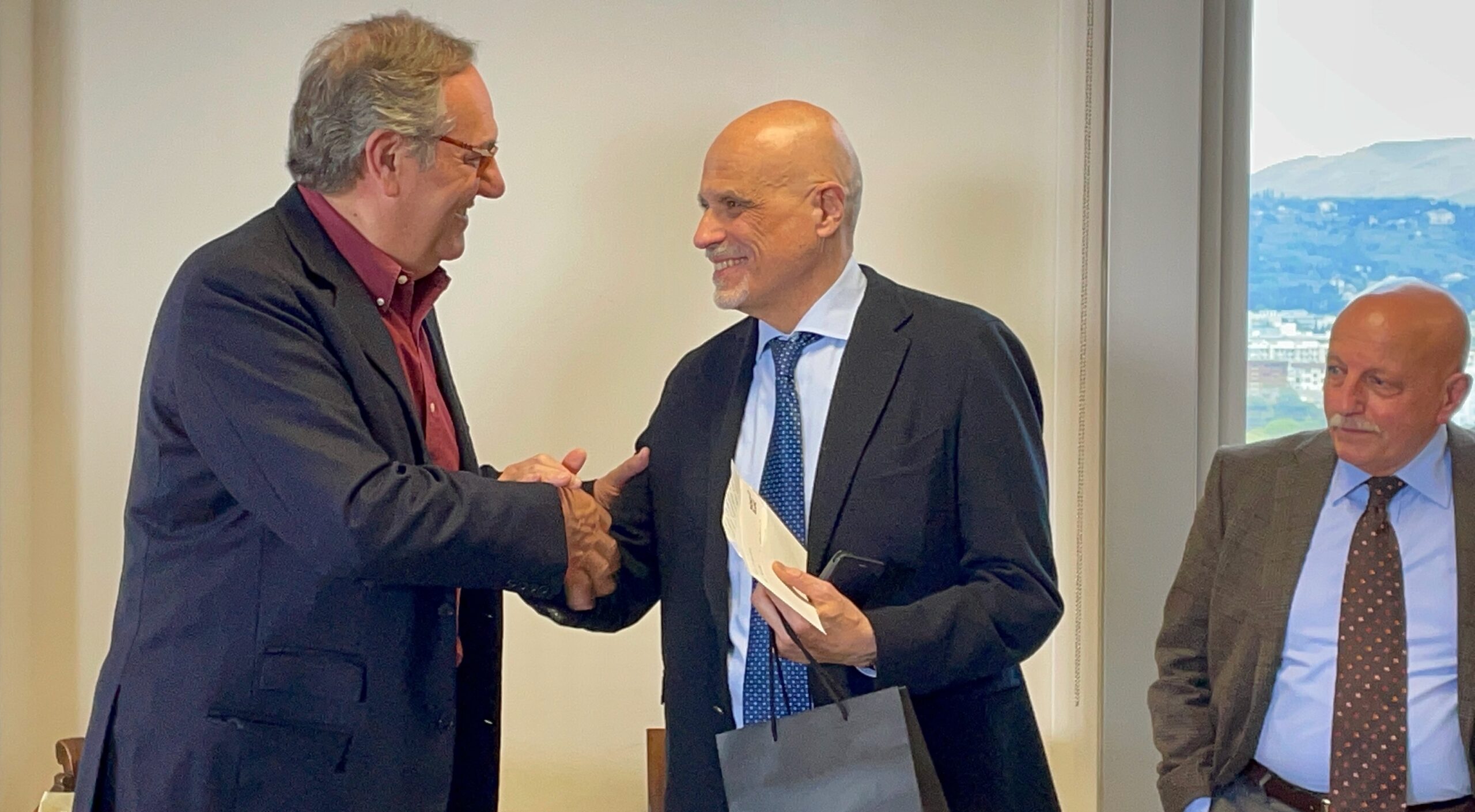 Il presidente della Corte d'Appello di Firenze Alessandro Nencini (a sin.) saluta il Procuratore Generale uscente Marcello Viola. A destra Fabio Maria Gliozzi, già Avvocato Generale