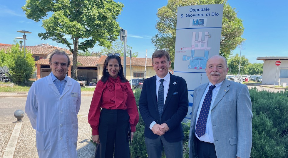 La console Usa Ragini Gupta accolta al suo arrivo all'ospedale di San Giovanni di Dio a Firenze per l'evento UsAid Rotary