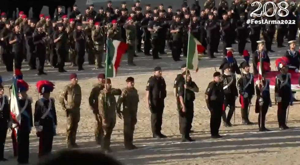 Festa dell'Arma 2022: al centro dello schieramento le bandiere del Tuscania (a sin) e del 7° Reggimento Trentino Alto Adige