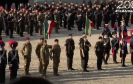 Festa dell'Arma 2022: al centro dello schieramento le bandiere del Tuscania (a sin) e del 7° Reggimento Trentino Alto Adige