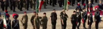 Festa dell'Arma 2022: al centro dello schieramento le bandiere del Tuscania (a sin) e del 7° Reggimento Trentino Alto Adige