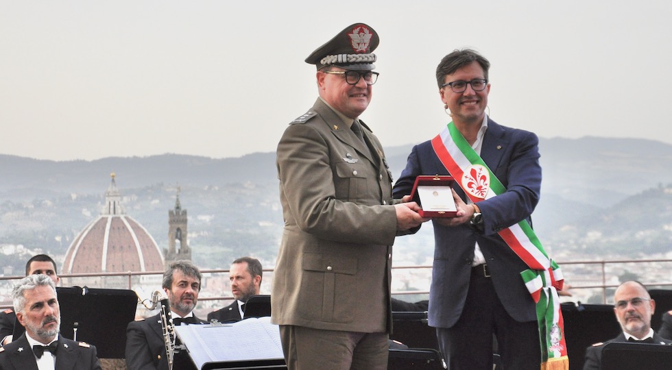 Il generale Pietro Tornabene, comandante IGM, riceve il Fiorino d'oro dal sindaco di Firenze Dario Nardella