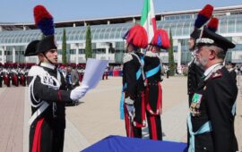 L'allievo capo corso Carlo La Fauci pronuncia il giuramento davanti al generale Maurizio Stefanizzi, comandante della Scuola Marescialli e Brigadieri Carabinieri