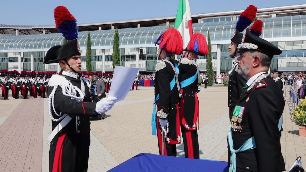 L'allievo capo corso Carlo La Fauci pronuncia il giuramento davanti al generale Maurizio Stefanizzi, comandante della Scuola Marescialli e Brigadieri Carabinieri