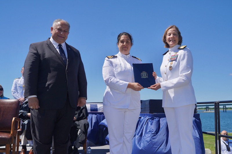 Il capitano di corvetta Marta Pratellesi (al centro) premiata al Naval War College degli Stati Uniti a Newport