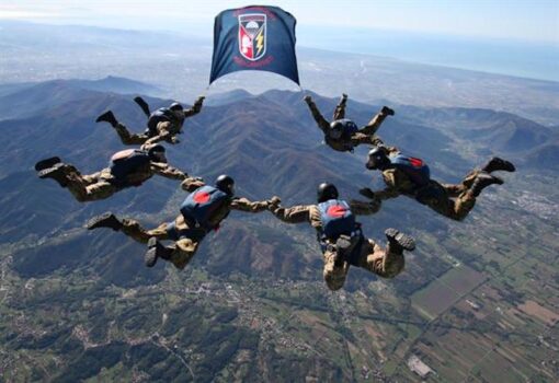 Carabinieri paracadutisti del 1° Reggimento Tuscania durante un lancio
