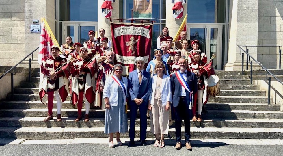 Davanti al Comune di Château-Chinon da sinistra il sindaco Chantal-Marie Malus, il vice sindaco di Cortona Francesco Attesti, la presidente del Comitato per il gemellaggio Silvia Tiezzi e il vice sindaco del comune francese Laurent Soullard