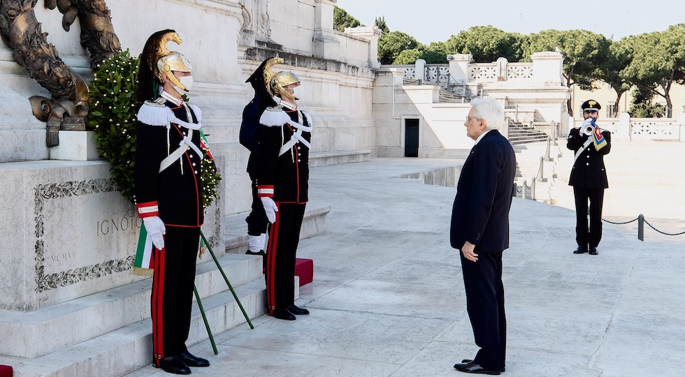 Il Presidente della Repubblica Sergio Mattarella presso la tomba del Milite Ignoto (Foto Quirinale.it)