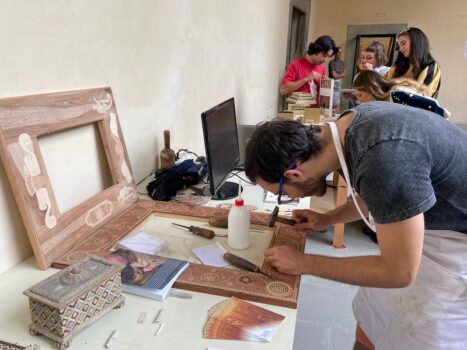 Un giovane artigiano al lavoro a Cortonantiquaria 2022