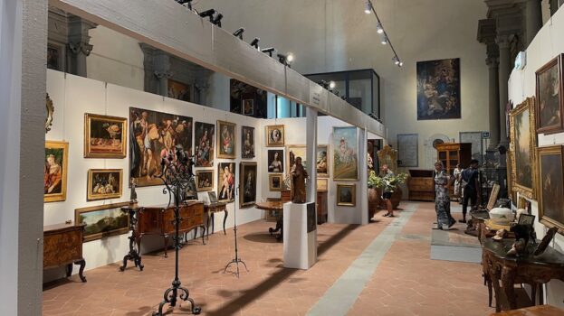 Gli stand di Cortonantiquaria 2022 all'interno dell'ex Convento di Sant'Agostino a Cortona