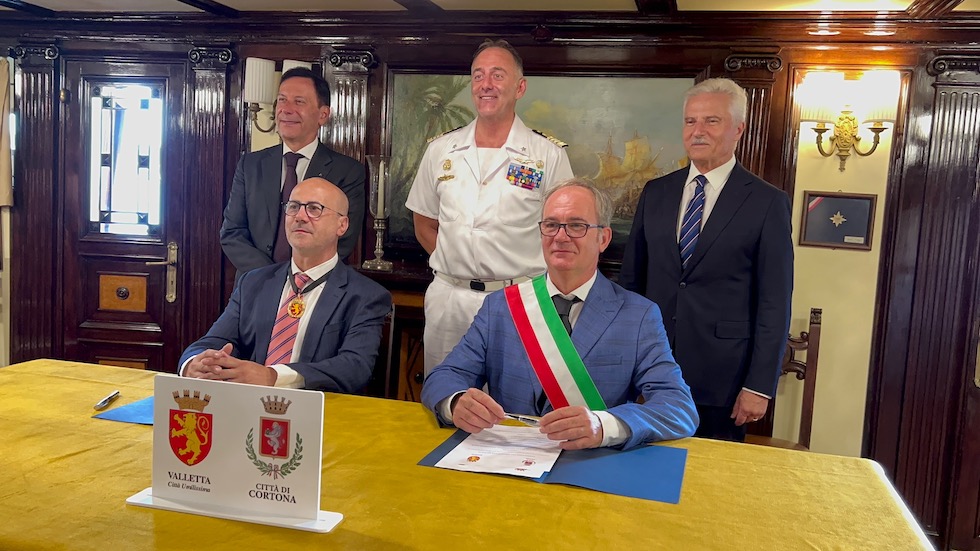 In prima fila da sin il sindaco di La Valletta Alfred Zammit con il sindaco di Cortona Luciano Meoni. In seconda fila da sin l'ambasciatore d'Italia a Malta Fabrizio Romano, il CV Massimiliano Siragusa comandante di Nave Vespucci e l'ambasciatore di Malta in Italia Carmel Vassallo