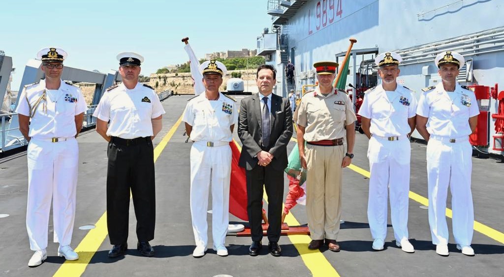 Delegazione italo maltese su Nave San Giusto a Valletta. Al centro l'Ambasciatore d'Italia Fabrizio Romano. Alla sua sinistra il colonel Clinton O’Neill, capo delle Forze Armate di Malta (Afm), alla sua destra il contrammiraglio Vincenzo Montanaro comandante della seconda divisione navale italiana con il colonel Etienne Scicluna comandante Maritime Squadron delle Afm
