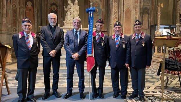 Il prefetto di Firenze Valerio Valenti con una rappresentanza dell'Anps